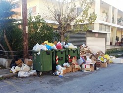 Γέμισε σκουπίδια η Θεσσαλονίκη: Κυκλοφορούν μόνο τα μισά απορριματοφόρα του δήμου